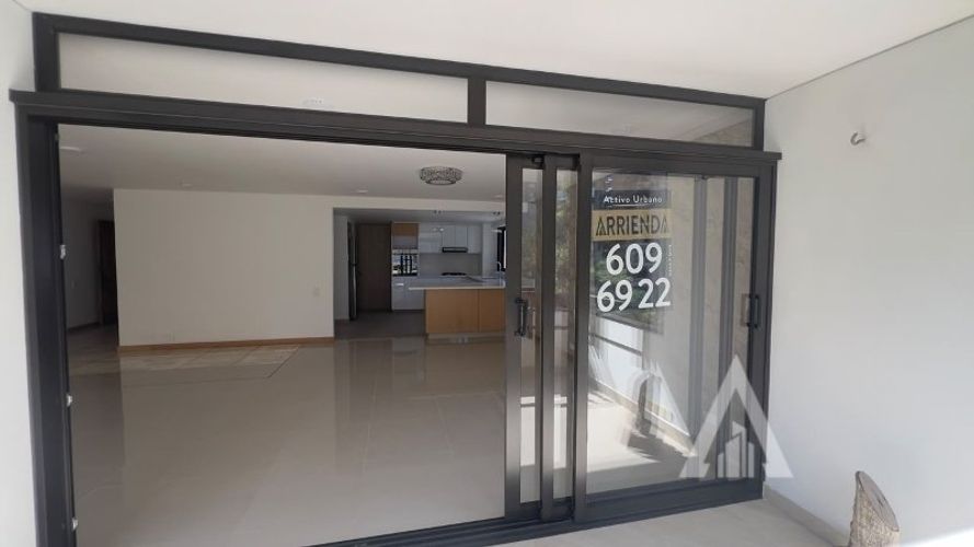 Apartamento de 3 alcobas en arriendo en Las Lomas, Medellín, 214 m² · foto 3 de 24