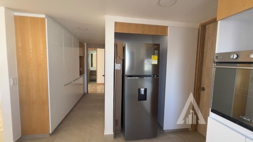 Apartamento de 3 alcobas en arriendo en Las Lomas, Medellín, 214 m² · foto 4 de 24