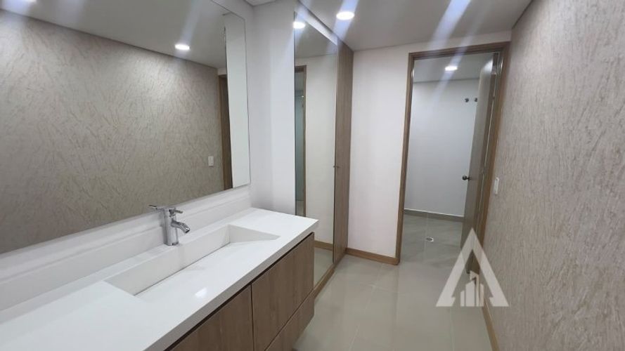 Apartamento de 3 alcobas en arriendo en Las Lomas, Medellín, 214 m² · foto 12 de 24