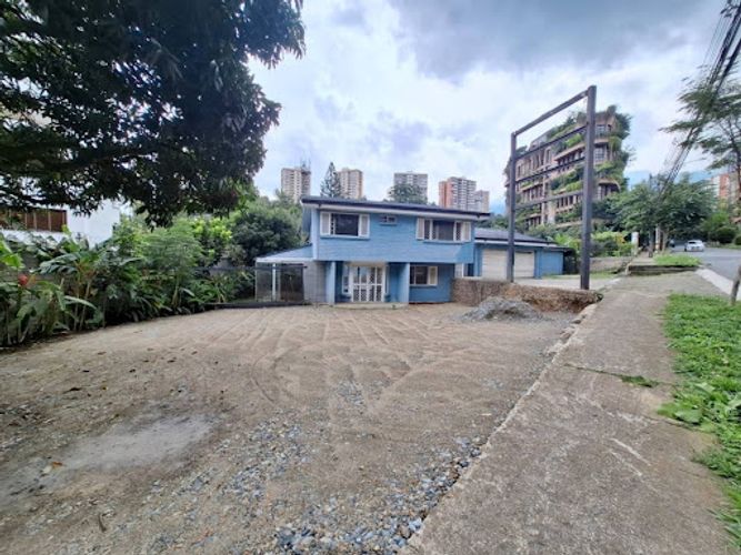 Casa de 6 alcobas en arriendo en Loma Del Campestre, Medellín, 300 m² · foto 13 de 24