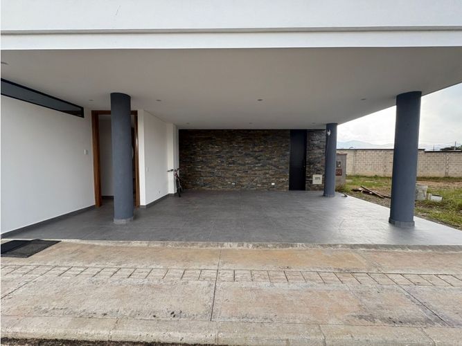 Casa de 3 alcobas en venta en Lomitas, La Ceja, 255 m² · foto 2 de 24