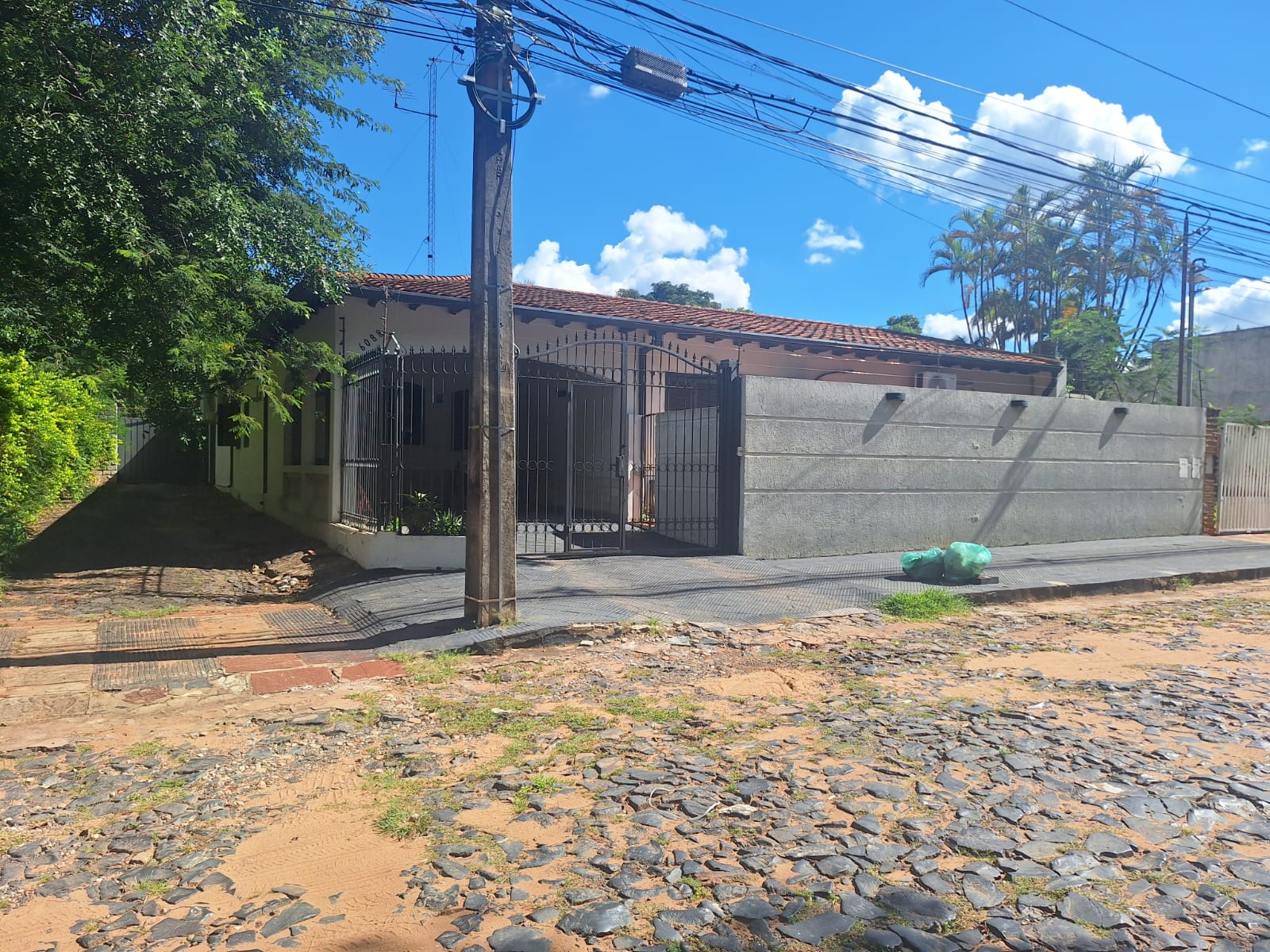 CASA ESTILO COLONIAL EN BARRIO MCAL ESTIGARRIBIA — foto 2