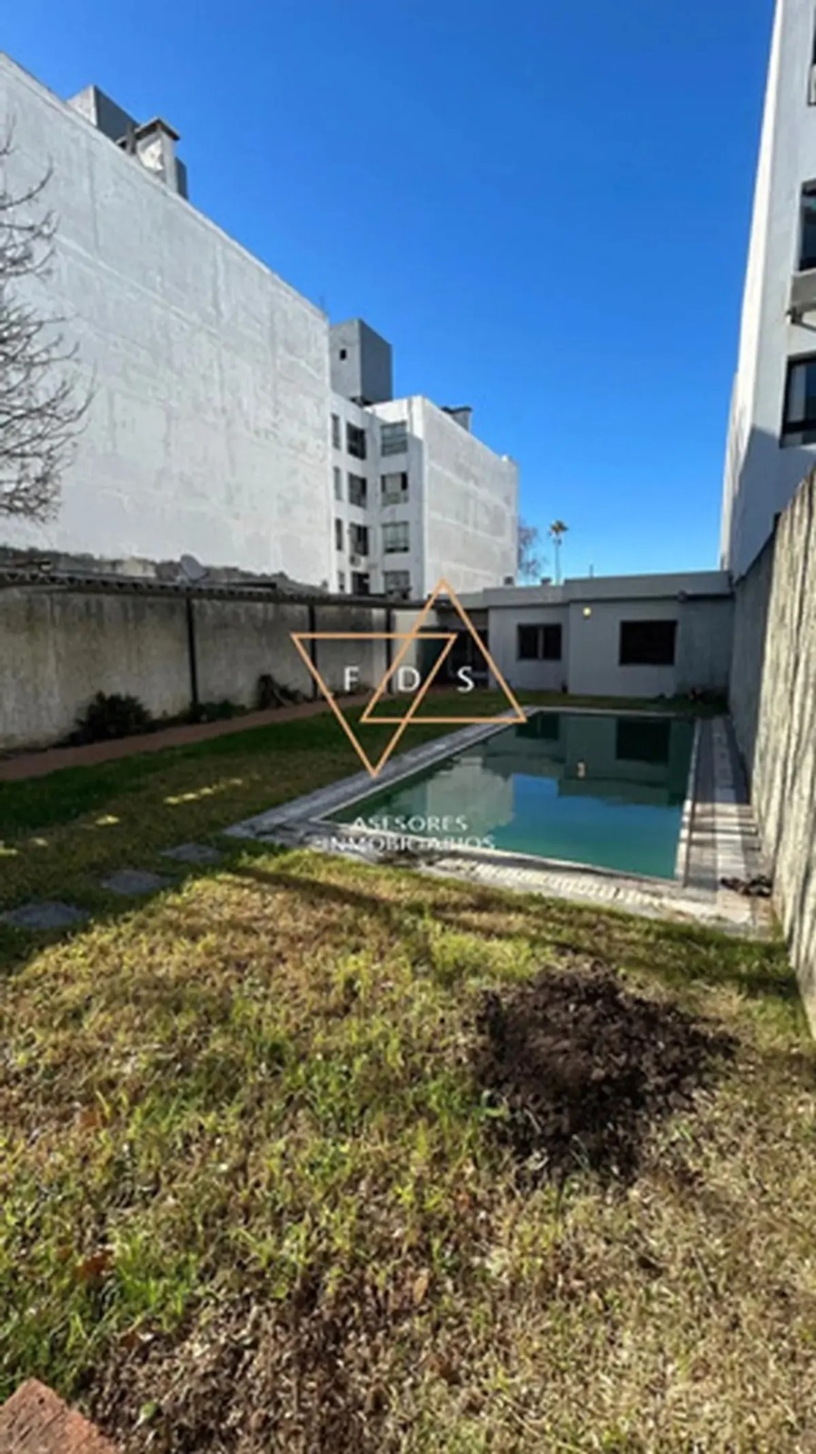 SE VENDE DE CASA DE 4 DORMITORIOS Y PISCINA EN POCITOS