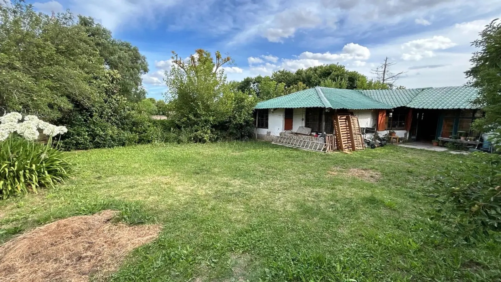 Venta de Casa con 1973m2 de Terreno en Los Bulevares