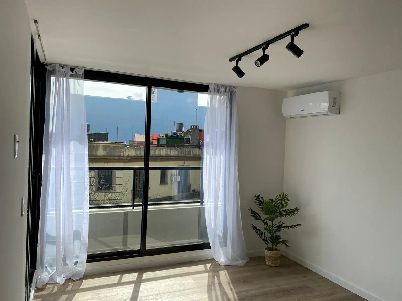 ALQUILER EN CORDON, 1 DORMITORIO, PISO 3 AL FRENTE, AMPLIO BALCON, EDIFICIO NOSTRUM, SERVICIOS VARIOS