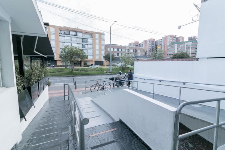 Casa de 15 alcobas en venta en Santa Barbara Occidental, Bogotá, 680 m² · foto 3 de 24