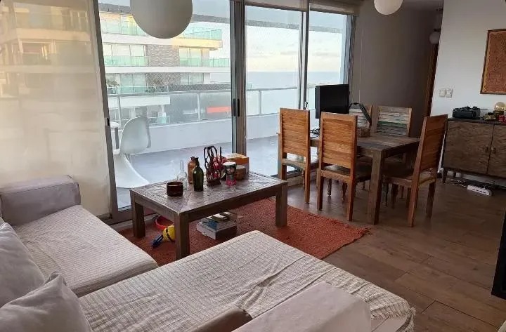Alquiler de Apartamento pent-house de 2 dormitorios, garaje, terraza con vista a la rambla en Malvin · Foto 1