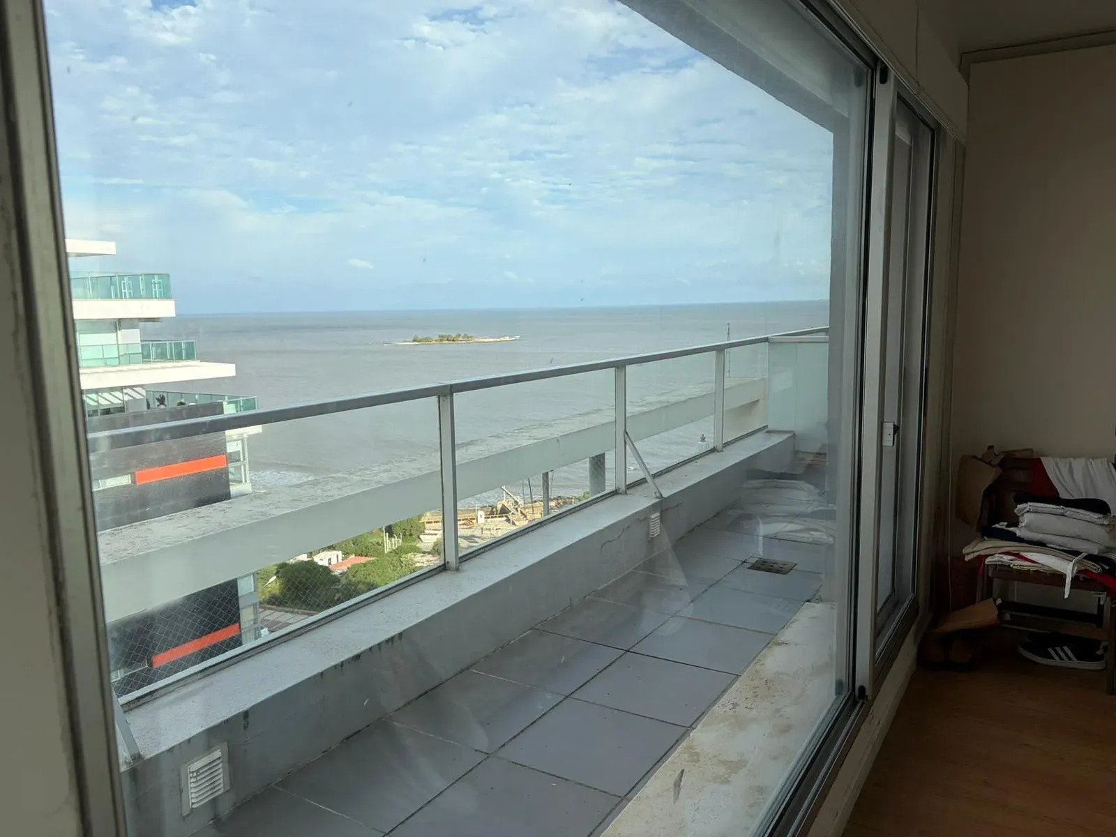 Alquiler de Apartamento pent-house de 2 dormitorios, garaje, terraza con vista a la rambla en Malvin · Foto 2