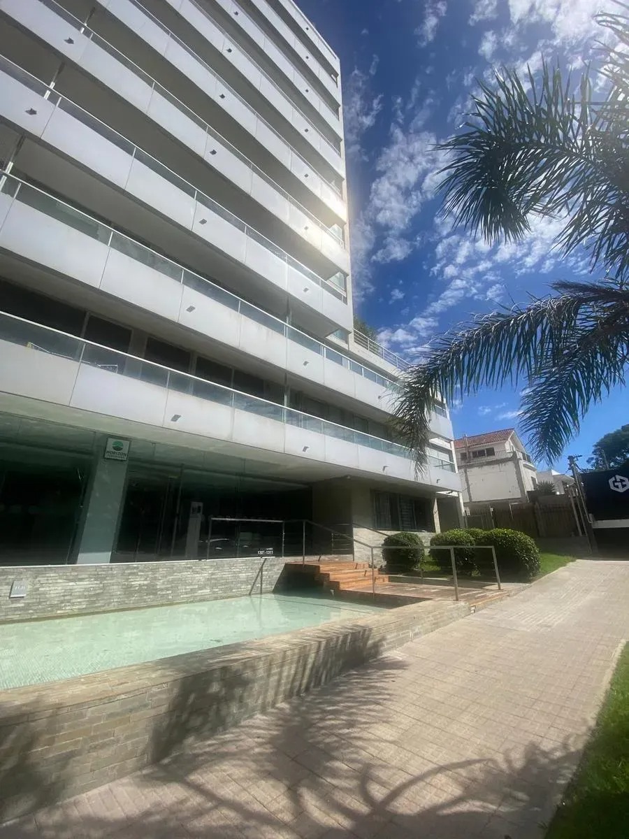 Alquiler de Apartamento pent-house de 2 dormitorios, garaje, terraza con vista a la rambla en Malvin · Foto 6
