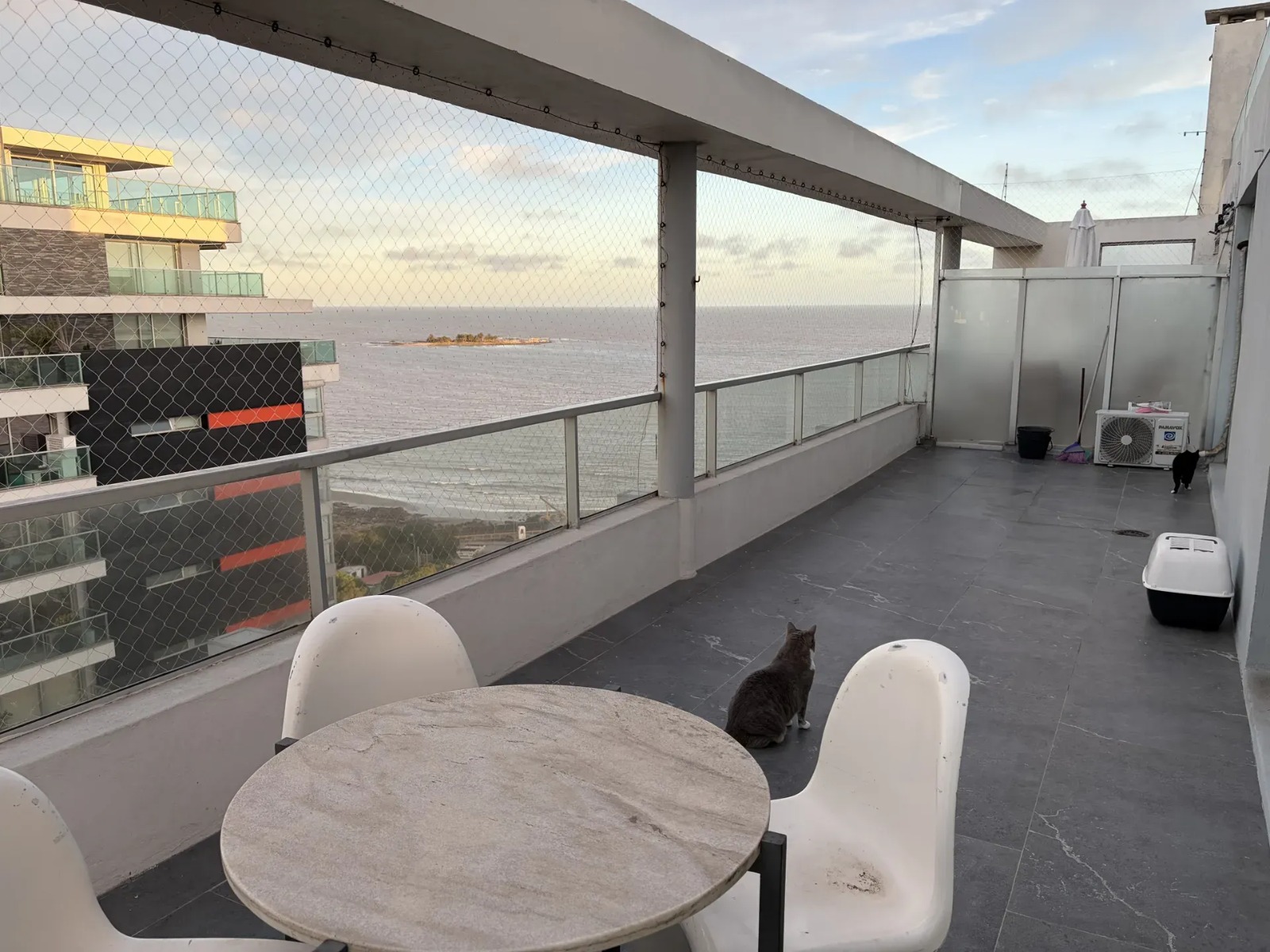 Alquiler de Apartamento pent-house de 2 dormitorios, garaje, terraza con vista a la rambla en Malvin · Foto 9