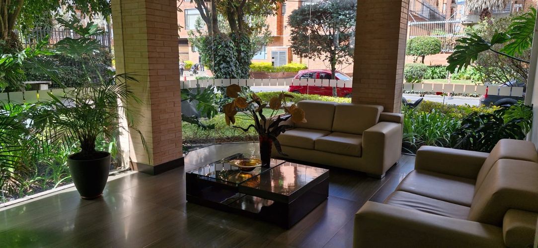 Apartamento de 3 alcobas en venta en Santa Barbara, Bogotá, 134 m² · foto 2 de 24
