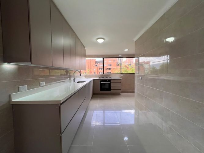 Apartamento de 4 alcobas en arriendo en El Poblado, Medellín, 223 m² · foto 6 de 19
