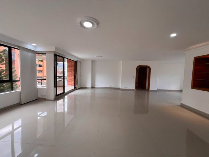 Apartamento de 4 alcobas en arriendo en El Poblado, Medellín, 223 m² · foto 4 de 19