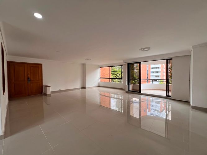 Apartamento de 4 alcobas en arriendo en El Poblado, Medellín, 223 m² · foto 3 de 19