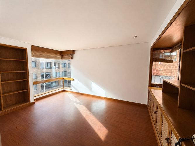 Apartamento de 3 alcobas en venta en Los Rosales, Bogotá, 203 m² · foto 2 de 20