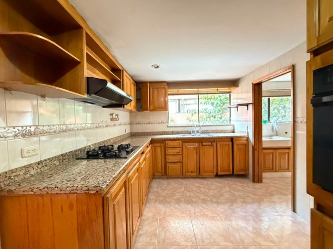 Apartamento de 3 alcobas en venta en Los Rosales, Bogotá, 203 m² · foto 6 de 20