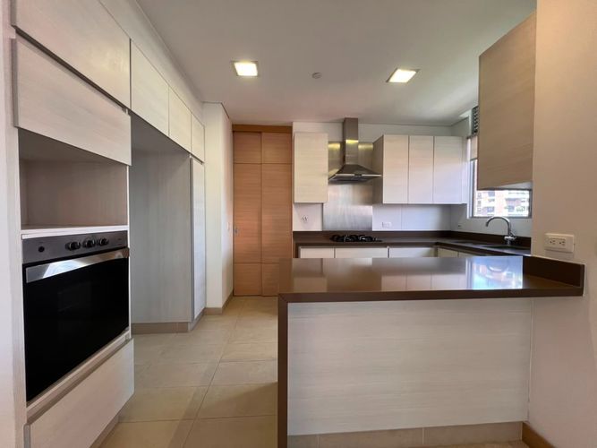 Apartamento de 3 alcobas en arriendo en El Poblado, Medellín, 170 m² · foto 5 de 14