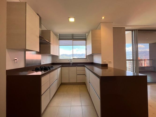 Apartamento de 3 alcobas en arriendo en El Poblado, Medellín, 170 m² · foto 10 de 14