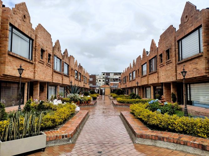 Casa de 3 alcobas en venta en Cedritos, Bogotá, 220 m² · foto 2 de 24
