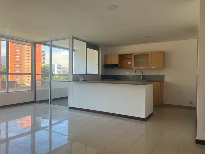 Apartamento de 2 alcobas en arriendo en El Poblado, Medellín, 76 m² · foto 2 de 16