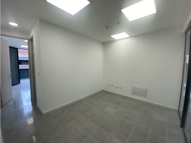 Oficina en arriendo en Los Colores, Medellín, 28 m² · foto 2 de 7