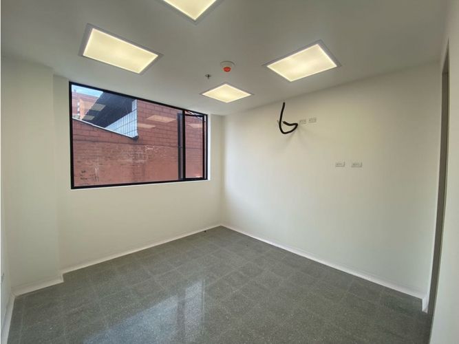 Oficina en arriendo en Los Colores, Medellín, 22 m² · foto 2 de 6