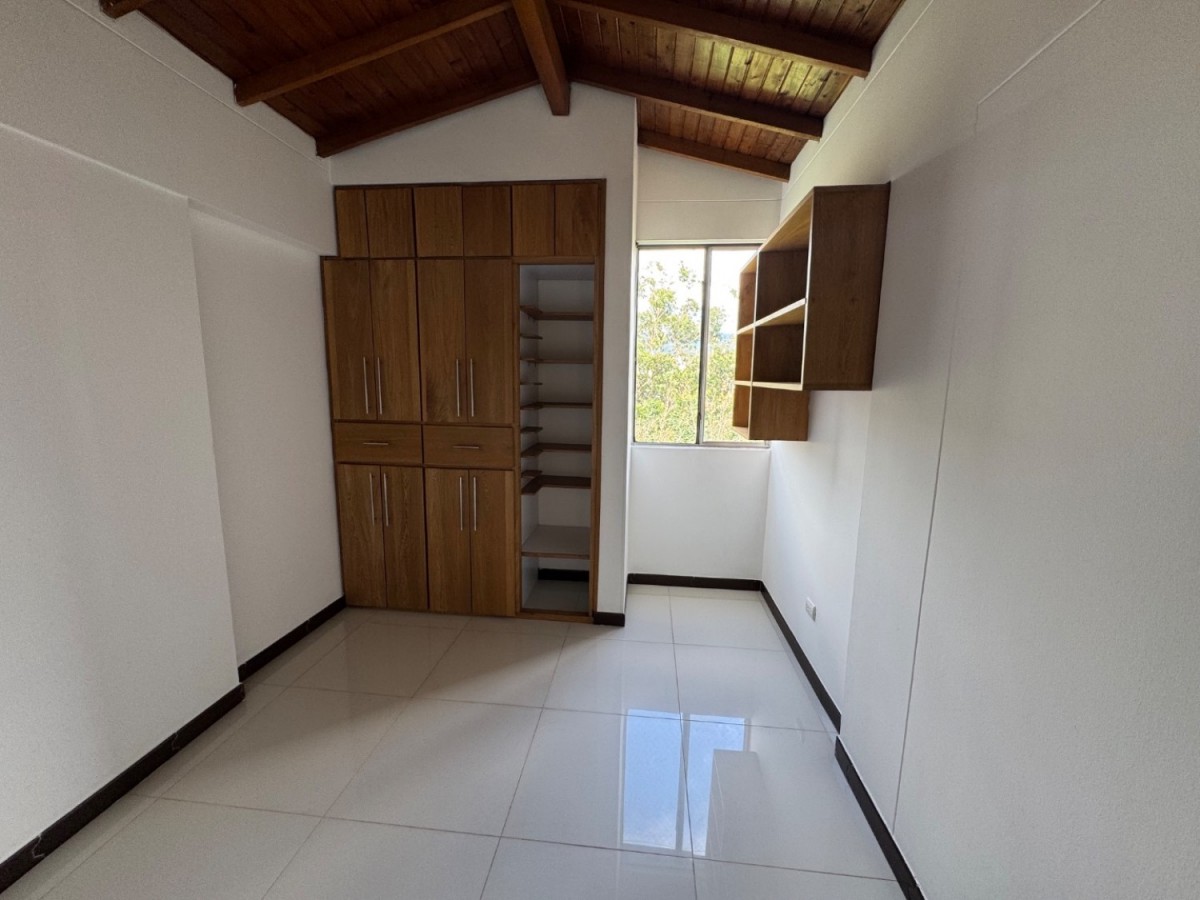 Apartamento en venta en Loma De Los Bernal, Medellín · foto 16 de 19