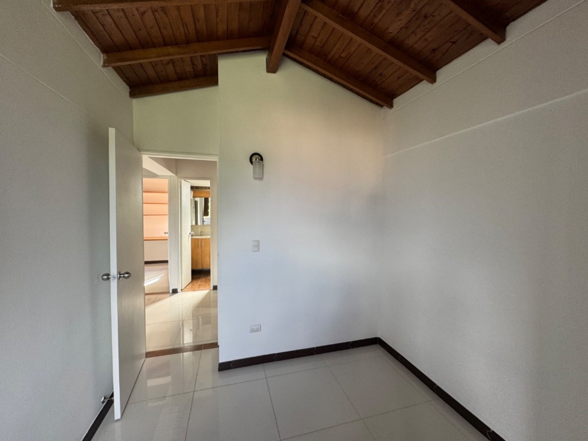 Apartamento en venta en Loma De Los Bernal, Medellín · foto 17 de 19