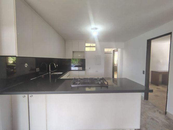 Casa de 5 alcobas en arriendo en Loma Del Barro, Envigado, 220 m² · foto 6 de 20