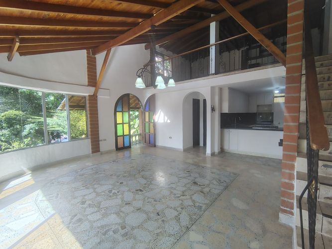 Casa de 5 alcobas en arriendo en Loma Del Barro, Envigado, 220 m² · foto 2 de 20