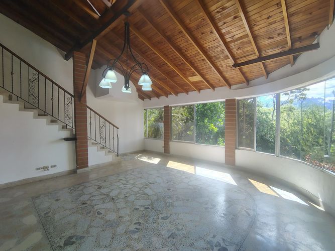 Casa de 5 alcobas en arriendo en Loma Del Barro, Envigado, 220 m² · foto 4 de 20
