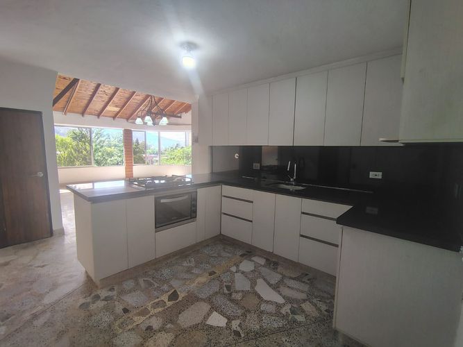 Casa de 5 alcobas en arriendo en Loma Del Barro, Envigado, 220 m² · foto 5 de 20