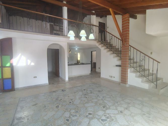 Casa de 5 alcobas en arriendo en Loma Del Barro, Envigado, 220 m² · foto 3 de 20