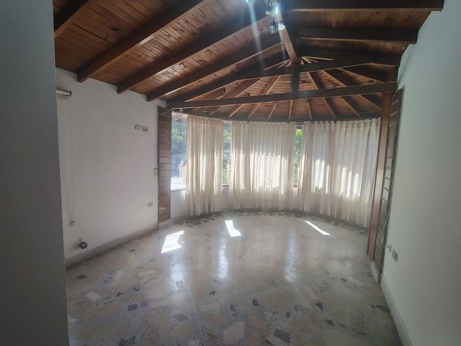 Casa de 5 alcobas en arriendo en Loma Del Barro, Envigado, 220 m² · foto 13 de 20