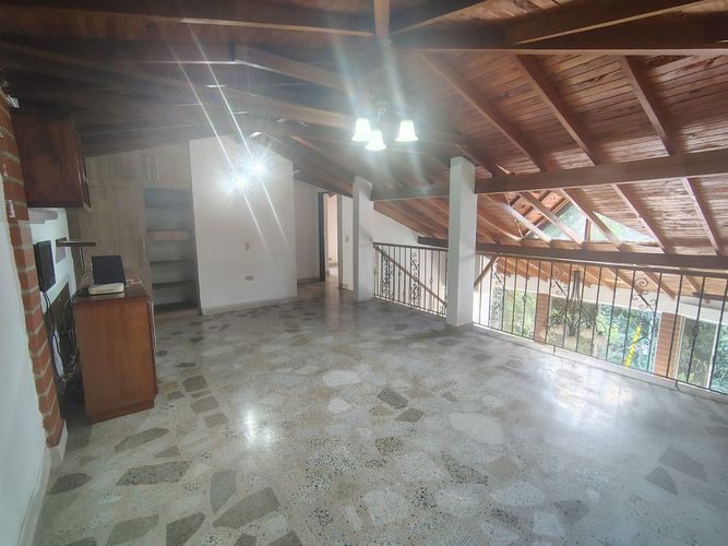 Casa de 5 alcobas en arriendo en Loma Del Barro, Envigado, 220 m² · foto 8 de 20