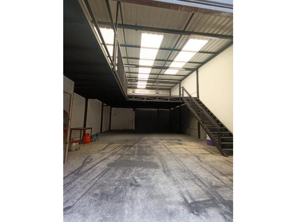 Local en arriendo en La Milagrosa, Medellín, 170 m² · foto 2 de 5