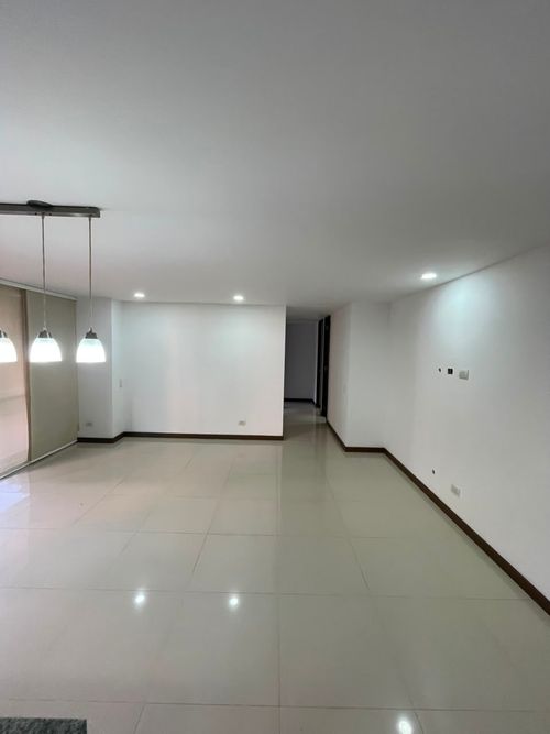 Apartamento de 3 alcobas en arriendo en Zuñiga, Envigado, 90 m² · foto 2 de 18