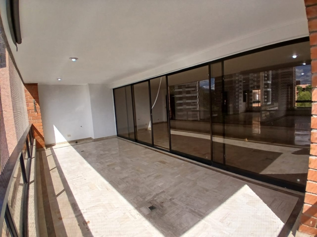 Apartamento en arriendo en Altos Del Poblado, Medellín · foto 4 de 24
