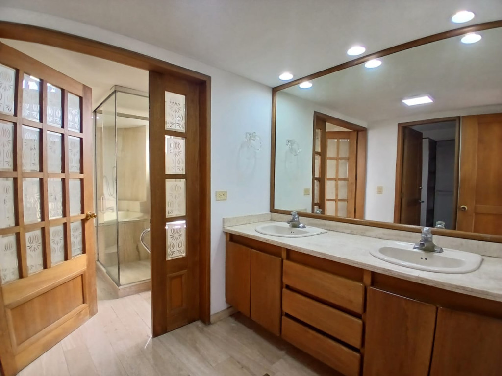 Apartamento en arriendo en Altos Del Poblado, Medellín · foto 16 de 24