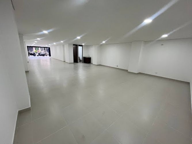 Local en arriendo en La Castellana, Medellín, 200 m² · foto 2 de 9