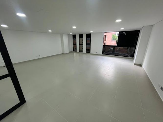Oficina en arriendo en La Castellana, Medellín, 63 m² · foto 2 de 8