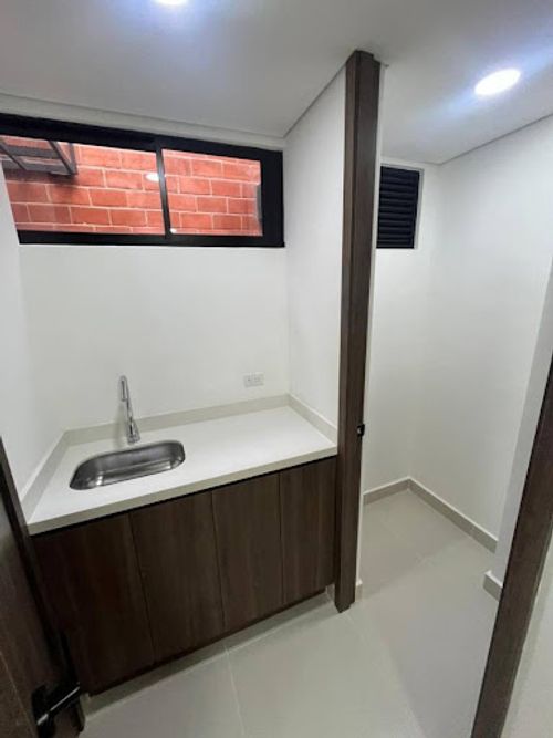 Oficina en arriendo en La Castellana, Medellín, 63 m² · foto 4 de 8