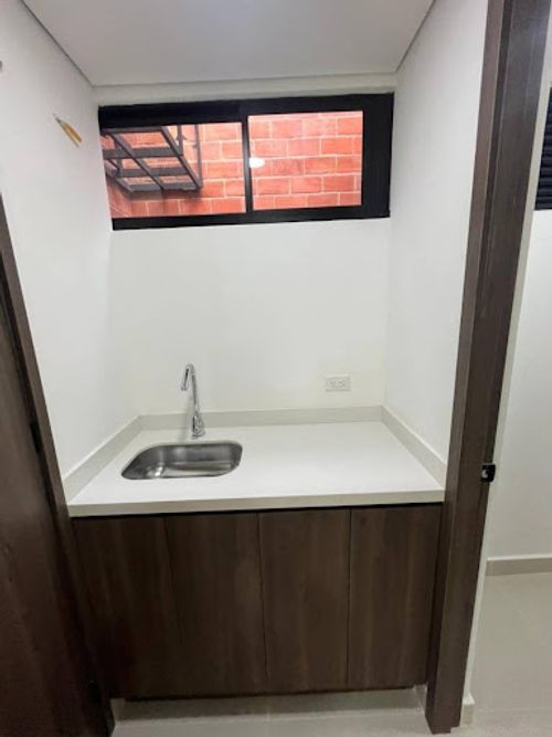 Oficina en arriendo en La Castellana, Medellín, 63 m² · foto 5 de 8