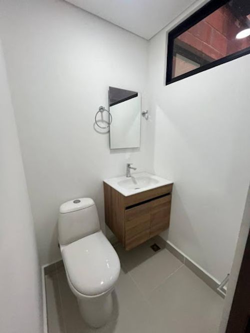 Oficina en arriendo en La Castellana, Medellín, 63 m² · foto 7 de 8