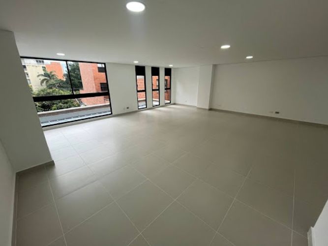 Oficina en arriendo en La Castellana, Medellín, 62 m² · foto 2 de 8