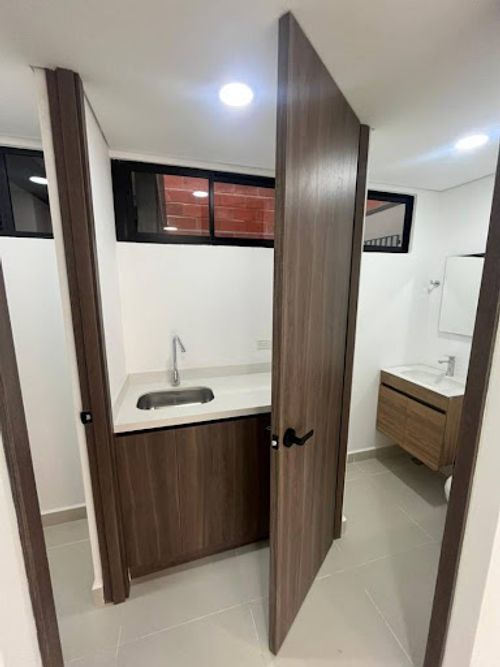 Oficina en arriendo en La Castellana, Medellín, 62 m² · foto 7 de 8