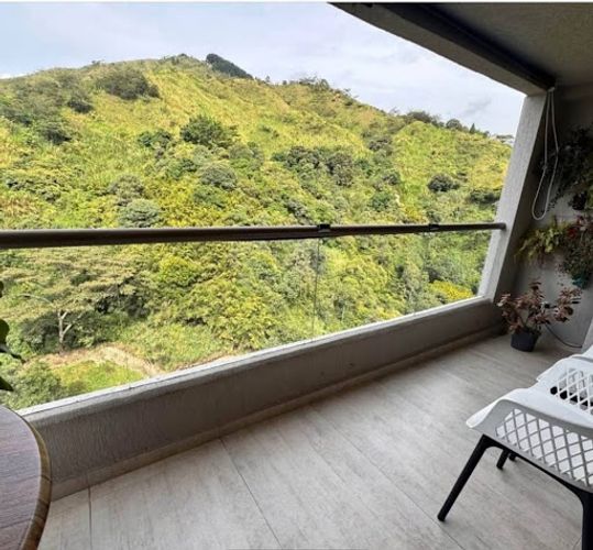 Apartamento de 2 alcobas en arriendo en Loma De Los Bernal, Medellín, 94 m² · foto 5 de 9
