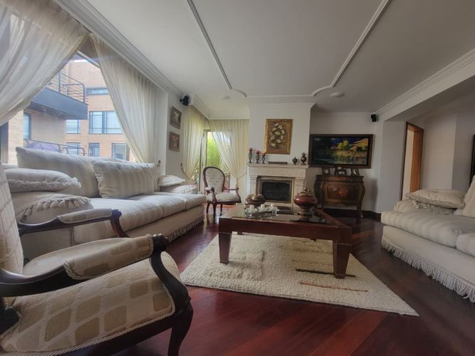 Apartamento de 4 alcobas en venta en Santa Barbara Occidental, Bogotá, 280 m² · foto 2 de 24