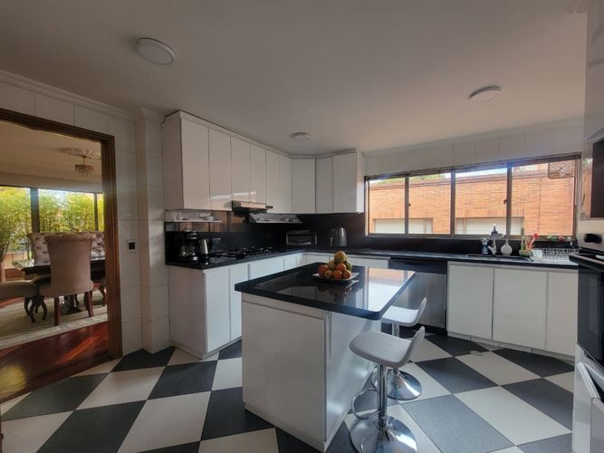 Apartamento de 4 alcobas en venta en Santa Barbara Occidental, Bogotá, 280 m² · foto 6 de 24