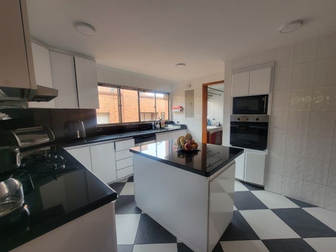 Apartamento de 4 alcobas en venta en Santa Barbara Occidental, Bogotá, 280 m² · foto 7 de 24